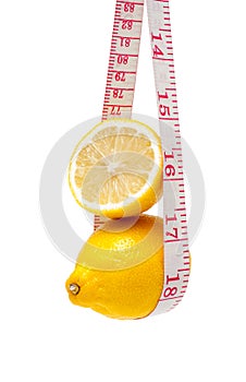 Citron a měření páska izolované na bílém pozadí 