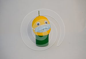 limone con maschera chirurgica photo