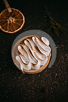 Lemon tartlet with meringue