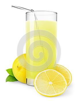 Vaso de limonada sobre fondo blanco.