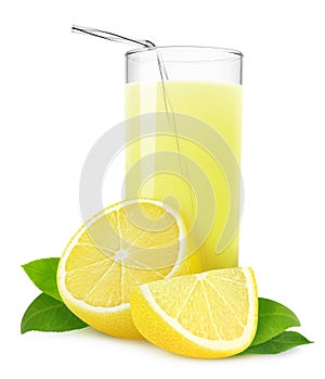 Vaso de limonada o jugo de limón sobre fondo blanco.