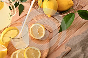 Limonada en vaso sobre el madera limones en Playa centro 