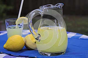 Limonada sobre el mesa 