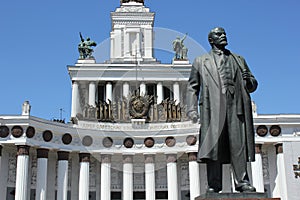 Lenin with building