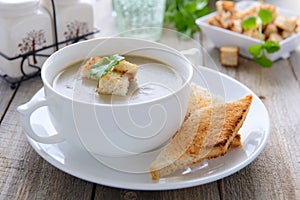 Lentil cream soup with croutons