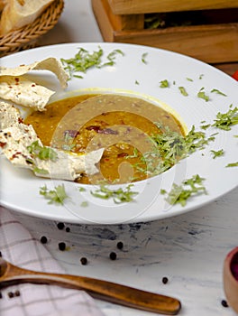 Lentille cream soup in broth .