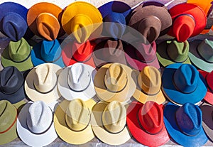 Barvitý klobouky a sombrera v město jeden z hlavní město turista zajímavosti 