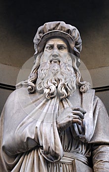 Leonardo da Vinci, statue in the Niches of the Uffizi Colonnade in Florence photo