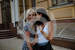 Lesbian couple walking in the city