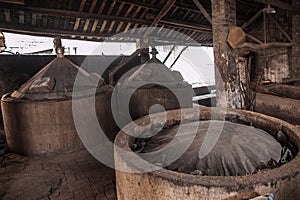 Leshan Qianwei Rochester town brewery workers are placed in the fermentation lees fermentation pond continues to ferment