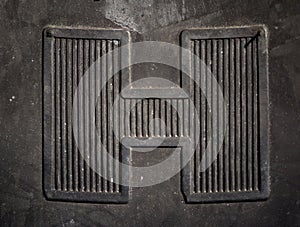 letter `H` engraved on a wheel