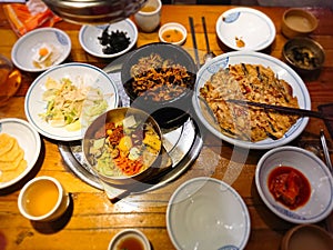 Lettuce salad, Korean bibimbap, seafood pancake, stone pot seaweed and five-flavor chicken floss rice