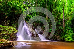 O lunes cascada sobre el prohibición lunes en distrito, tailandia 