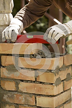 Leveling the masonry bricks