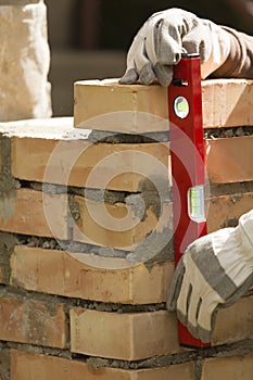 Leveling the masonry bricks