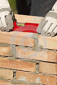 Leveling the masonry bricks