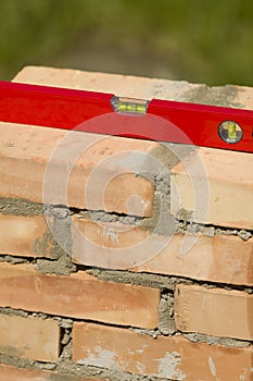 Leveling the masonry bricks