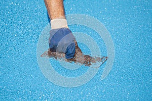 Leveling rubber coating for playgrounds with trowel