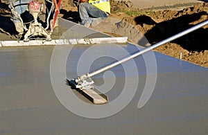 Leveling wet concrete