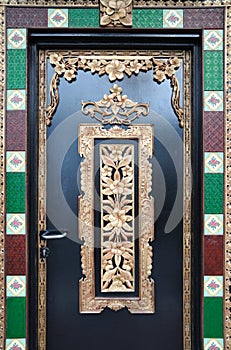 A lever handle door with flowery design