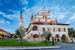 Mesto Levoča, stará radnica v historickom centre pri západe slnka