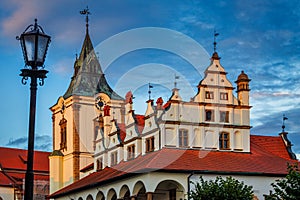 Mesto Levoča, stará radnica v historickom centre pri západe slnka