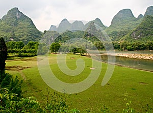 Li Jiang river and its mountains photo