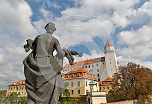 Socha svobody a středověký hrad v Bratislavě, Slovensko.