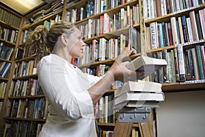 Bibliotecario organizando libros sobre el biblioteca 