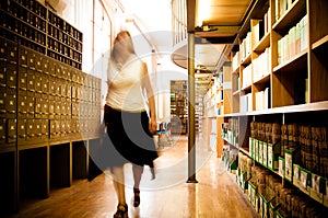 Bibliotecario en biblioteca callejón 