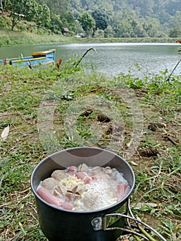 Liburan dan memasak di pinggir danau