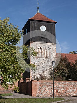 Lichterfelde-Kirchturm-Mauer