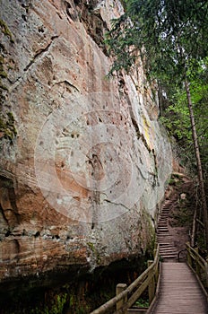 Licu Langu Sandstone Cliffs, Lode