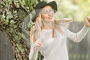 Lifestile outdoor portrait of young beautiful woman on natural b