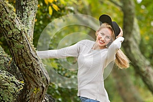 Lifestile outdoor portrait of young beautiful woman on natural b
