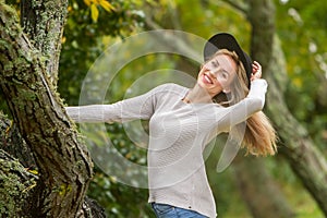 Lifestile outdoor portrait of young beautiful woman on natural b