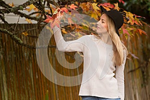 Lifestile outdoor portrait of young beautiful woman on natural b