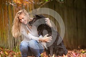 Lifestile outdoor portrait of young beautiful woman on natural b