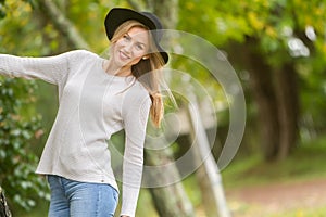 Lifestile outdoor portrait of young beautiful woman on natural b