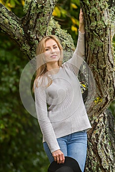 Lifestile outdoor portrait of young beautiful woman on natural b