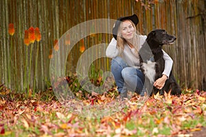 Lifestile outdoor portrait of young beautiful woman on natural b