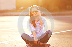Lifestyle portrait beautiful woman in sunglasses outdoors