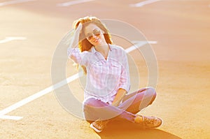 Lifestyle portrait pretty woman in sunglasses outdoors