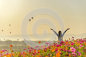 Estilo de vida viajero mujer ganar mano sentimiento bien relajarse a feliz libertad a para ver globo 