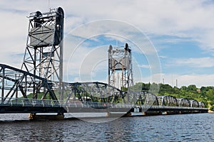 Lift bridge