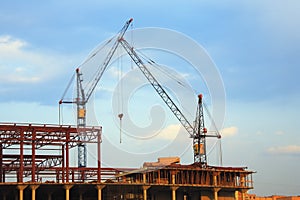 Lifting cranes and building