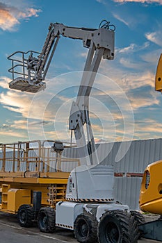 Lifting platforms for construction, useful machinery for the construction sector