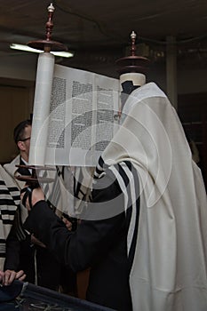 Lifting of the Torah scroll