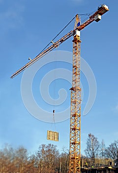 Lifting the tower crane moves freight