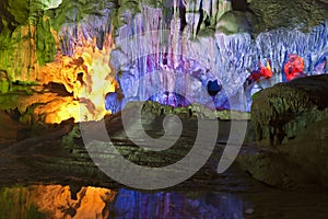 La luz a través de cueva 